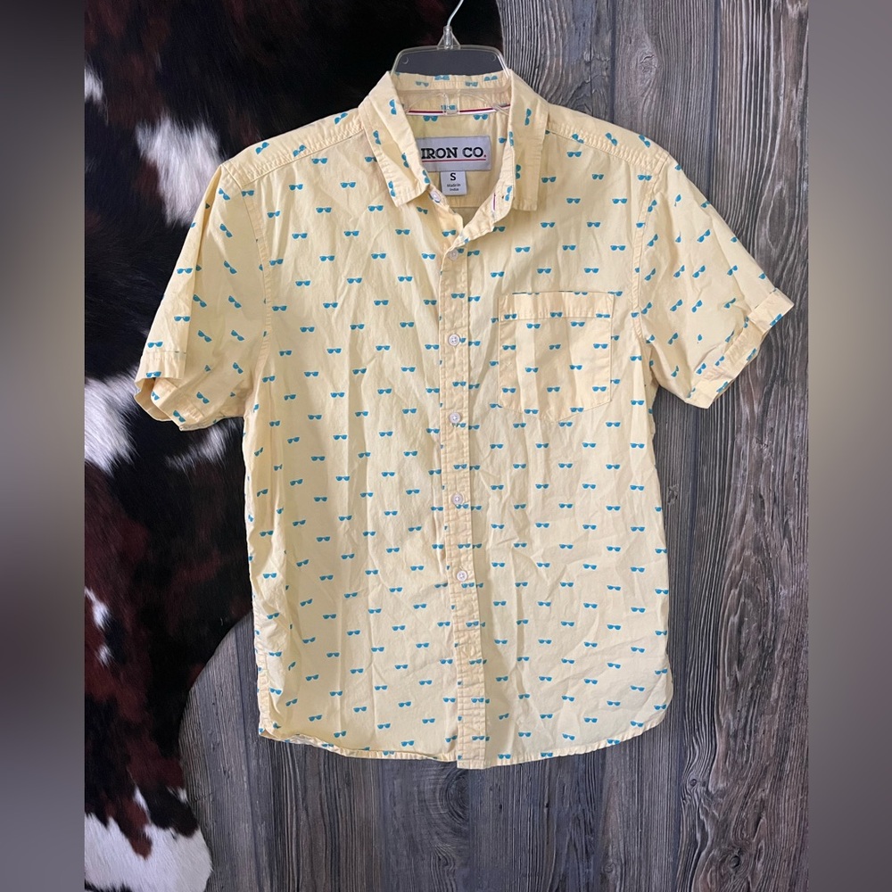 Iron Co. size small men’s button up short sleeve yellow with blue sunglasses